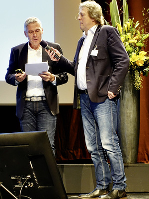 Andreas Buck und Harald Baisch stellen auf dem Klempnertag 2018 Preisträger eines Wettbewerbs des Handelshauses Barth vor