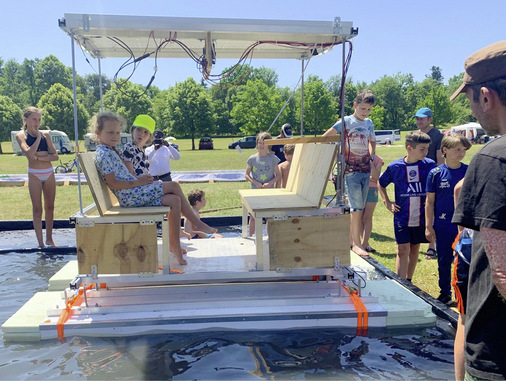 Schwimmfähig und solar betrieben: das große Sonnenschiff des Fatherscamp - © Bild: HP Rösch
