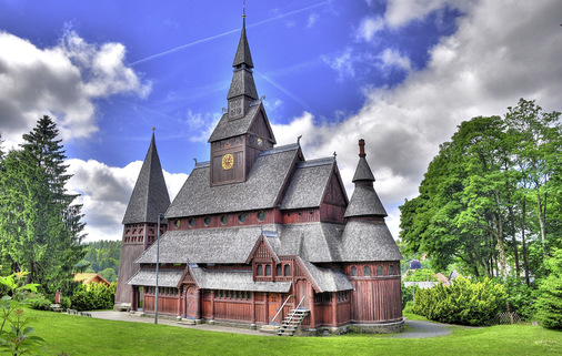 Die Stabkirche Hahnenklee verfügt neben ihrer besonderen Holzbauweise auch über ein Holzschindeldach - © Bild: Rolandst - stock.adobe.com
