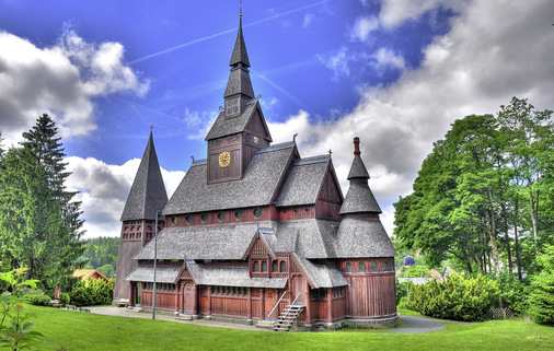 Die Stabkirche Hahnenklee verfügt neben ihrer besonderen Holzbauweise auch über ein Holzschindeldach