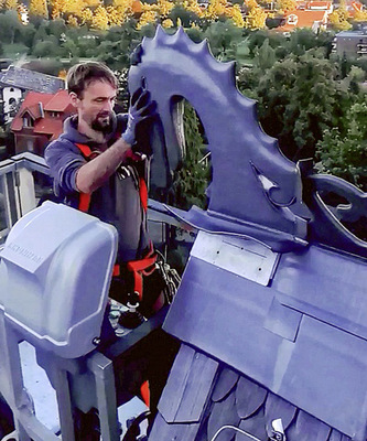 Aus dem Hubsteiger heraus montierte Denkmalexperte Marco Weiß die Zierelemente - © Bild: M.Weiß
