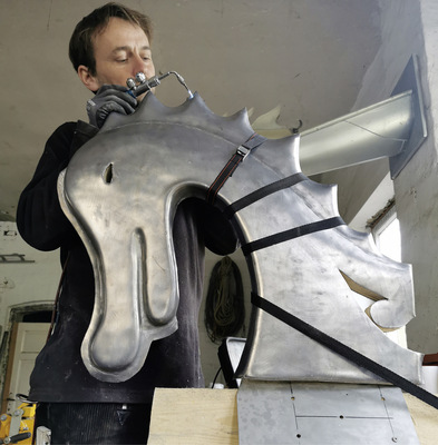 Die zwei Halbschalen verband Weiß durch eine Schweißnaht