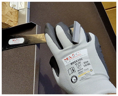 Das Universal-Hebeleisen ist hilfreich, um Steckprofile zu öffnen und Laibungsprofile einzuführen