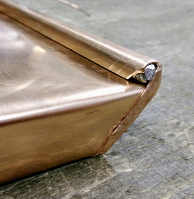 Der seitlich angebrachte Umschlag verhindert das Herausgleiten der Draghteinlage 