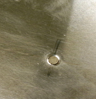 Von oben: Ein Vollniet verbindet die Befestigungsschlauder mit dem Fenstersimsprofil