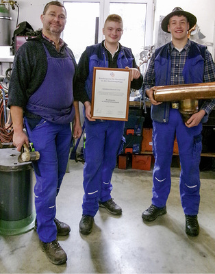 Alexander Graf freut sich mit seinen Auszubildenden über die Auszeichnung