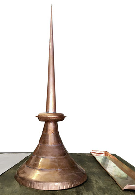 Fünf Kupfersegmente und aufgesetzte flachovale Kugel samt Mustersims (r.) 