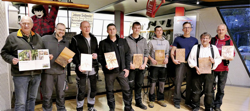  Stolz präsentieren die Teilnehmer des diesjährigen Workshops „Punzieren und Treiben“ ihre Kunstwerke