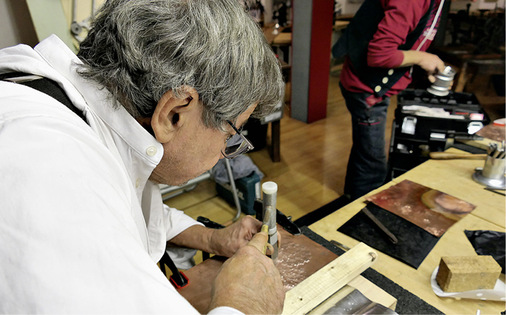  Die Kunst des Punzierens hat etwas Entschleunigendes. Dabei haben die Geduldigen besonders viel Erfolg