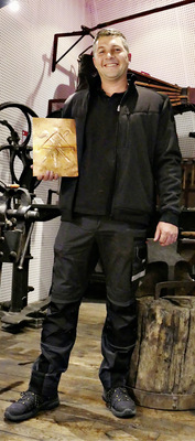  In der Alten Schmiede im Europäischen Klempner- und Kupfer­schmiede­-Museum kommt das traditio­nelle Wappen aus Kupfer ­besonders gut zur Geltung