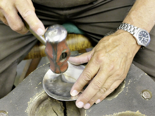  In der Ronneburger Gürtlerwerkstatt von Manfred Schulze scheint die Zeit in einigen Ecken angehalten worden zu sein