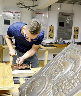  Mittlerweile zieht Schulzes Kurs auch Metallinteressierte aus dem Ausland an﻿