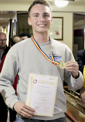 Bundessieger Dennis Gramm ­präsentiert stolz seine Medaille - © Bild: BAUMETALL

