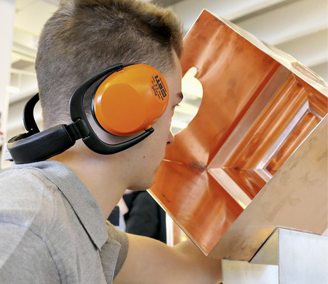 Prüfender Blick in den Kessel