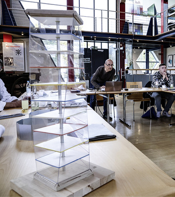 Ein Plexiglasmodell zeigt, worauf es beim Verdrehen von Segmenten ankommt