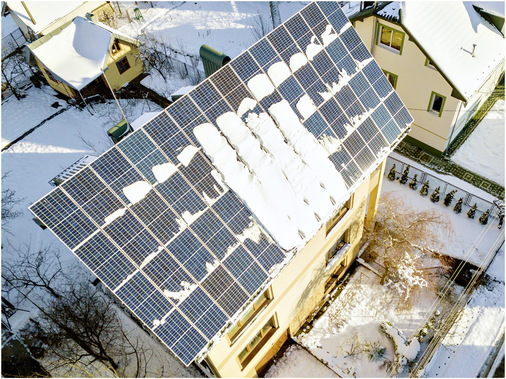 Gewagt: Die ursprüngliche Dachfläche wurde zur Maximierung der Stromernte durch PV-Module vergrößert - © Bild: bilanol - stock.adobe.com

