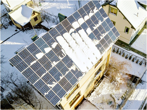 Gewagt: Die ursprüngliche Dachfläche wurde zur Maximierung der Stromernte durch PV-Module vergrößert