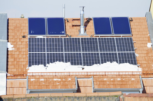 Riskant: Hohe Schneelast am Schneefangsystem kann zu Glasbruch am ­PV-Modul führen