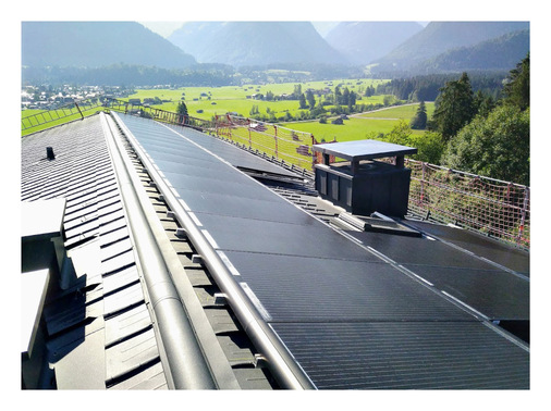 Gelungen: Die Montage einer Aufdach-PV-Anlage auf einem kleinformatigen ­Prefa-Aluminiumdach - © Bild: Kling
