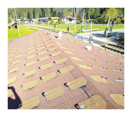 Einfallsreich: Die Montage und sichere Eindichtung zahlreicher Solarmodulhalter auf einem Bitumendach - © Bild: Kling
