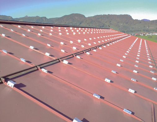 Sicher: Die Montage ­einer PV-Anlage auf ­einem Bestands-​Stehfalzdach mit Falz­klemmen der Marke Kling