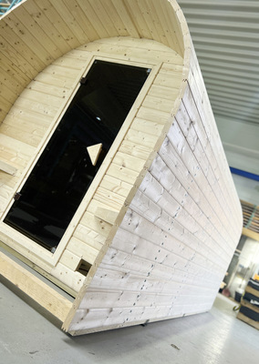 Bevor die Sauna aufs Dach durfte, wurde sie in der Halle des Betriebs bis auf zwei Elemente fertiggestellt