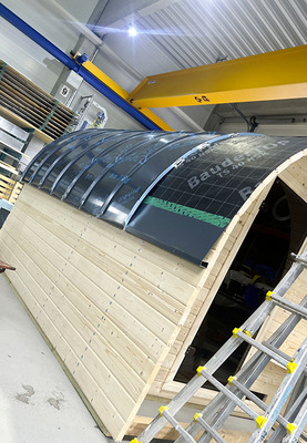 Als besonderes Projekt bekam die firmeneigene Sauna eine formschöne Außenhülle aus Aluminium