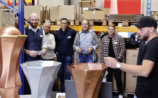 evin Karg eröffnet die Vorstellungsrunde und stellt seinen gedrehten Kupfer-Zunftpokal vor