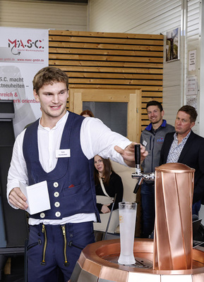 Tizian Kalchschmidt ­erklärt sein Meisterstück: eine gedrehte Zapfsäule samt formschönem Kupferfass