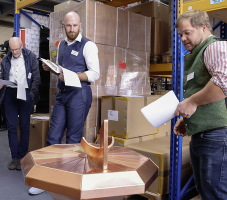 Jakob Schöttl präsentiert seine meisterliche Sonnenuhr