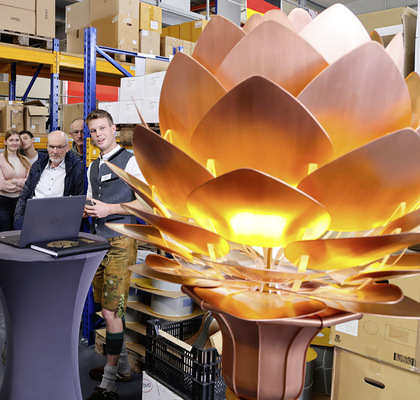 Jonas Blösch stellt die Funktionsweise seiner Hopfenleuchte vor