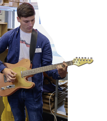 Spenglertechnik rockt, sagt Peter Pollinger und greift beherzt in die Saiten seiner Meistergitarre - © Bild:  BAUMETALL
