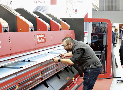 Exakt: Marc Jorns positioniert ein Profil in einer Jorns-​Doppelbiegemaschine