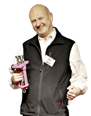 Pretty in Pink: Jürgen Martin Sigel ­präsentiert den ­Dräco EcO-Bender - © Bild: BAUMETALL
