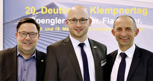 Jens Wagner, Michael Kober und Ulrich Leib freuen sich auf den 20. Deutschen Klempnertag des ZVSHK, der am 24./25. Januar 2024 in Ulm stattfindet - © Bild: BAUMETALL
