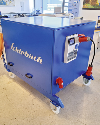 Mit dem neuen Akkupack von Schlebach kommt Solarenergie von der Firmen­eigenen PV-Anlage mit auf die Baustelle