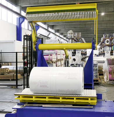  Auf der mobilen Hebeeinrichtung werden die auf Maß gefertigten Coils verfahren