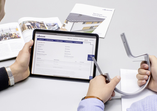  Paneeltyp, Beschichtung, Paneelstärke, Gesamtrinnenlänge pro Dachfläche und auf Wunsch ein Traufblech können im Onlinetool ausgewählt werden. Am Ende sieht der Nutzer auf einer Übersichtsseite die Daten sowie die errechnete Stückzahl an Rinnenhaken und Obergurthaltern