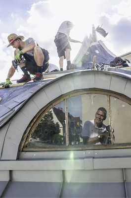 Reges Treiben auf dem Dach sowie ­hinter der BAUMETALL-Kamera - © Bild: BAUMETALL
