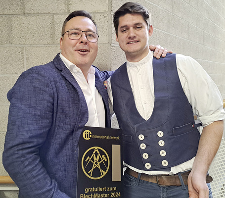  Alle Klempner vernetzen möchte iib-Präsident Mirco Siegler und überreichte Blechmaster Henrik Fecht ­sowie den anderen „Frisch­gebackenen“ ein standesgemäßes Türschild, damit jeder weiß: HIER wohnt ein Fachmann! 