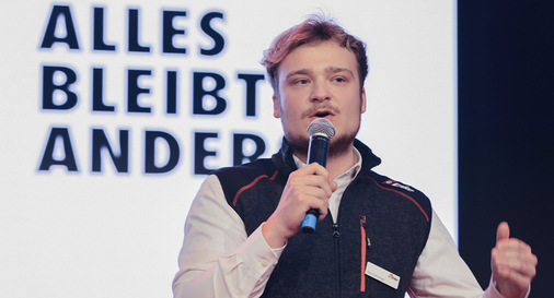  Hans-Ulrich Kainzinger bedankt sich gemeinsam mit Sohn Max bei Mitarbeitern, Kunden, Partnern, Gästen und Weg­begleitern