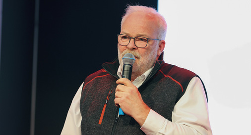  Hans-Ulrich Kainzinger bedankt sich gemeinsam mit Sohn Max bei Mitarbeitern, Kunden, Partnern, Gästen und Weg­begleitern