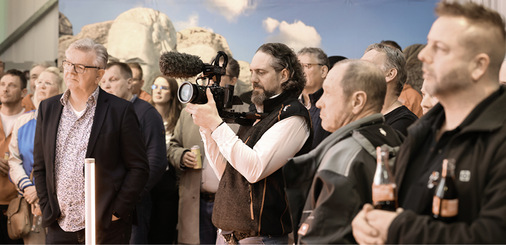  Nico David Gather (Studioleiter, Fotograf und Eventtechniker des Enke-Werks) hält die Jubiläumsansprache fest