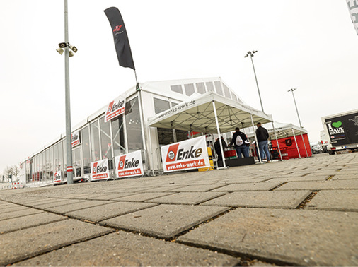  Groß, komfortabel und gemütlich: das Enke-Messezelt von außen