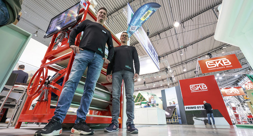  Daniel Lerchenmüller stellt die Abcoilanlage Coilfix vor. Das System verfügt über eine Klemmvorrichtung und ist beliebig erweiterbar. Spezielle Bremsen verhindern unkontrolliertes Abrollen