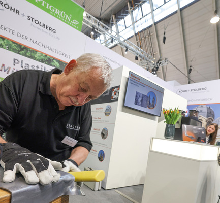 Anwendungstechniker Jürgen Seifert überzeugt viele Handwerker an der Werkbank von den Vorteilen der Röhr + Stolberg-Produkte - © Bild: BAUMETALL
