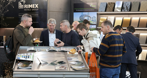 Edelstand: Bei der Rimex Metals (Deutschland) GmbH wurden zahlreiche Edelstähle und Oberflächen vorgestellt - © Bild: BAUMETALL
