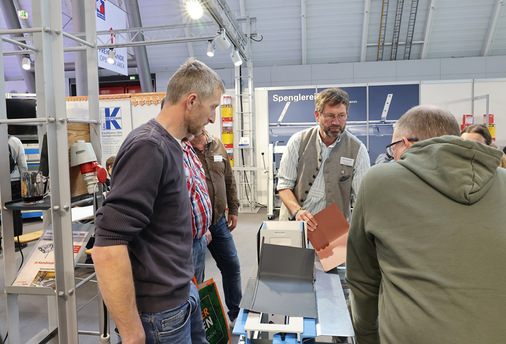 Die Kaminschablone von Maier Meiling gehört zu den Dauerbrennern am Messestand der Kaufmann Ulm Spenglereibedarf GmbH - © Bild: BAUMETALL
