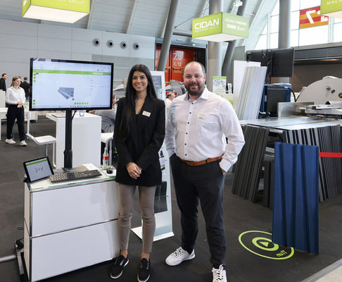  Gleich daneben zeigt nuIT-Softwarespezialistin Sabreena Naroo zusammen mit Cidan-Verkaufsleiter Raphael Büchel neues aus der Softwarewelt