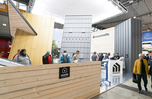 Designverliebt: Messestand der Farbaluminiumspezialisten von Mazzonetto - © Bild: BAUMETALL
